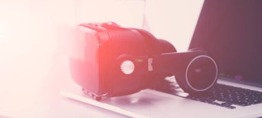 Sanal gerçeklik dizüstü bilgisayar ile masa üzerinde koruyucu gözlük