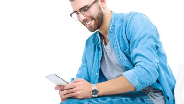 Sandalyede oturan ve cep telefonuyla genç adam. Startupper. Genç girişimci.