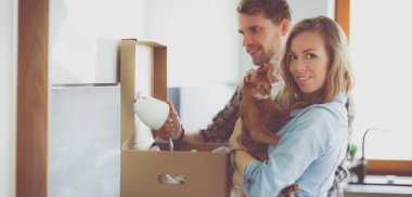 Genç bir çift yeni evde büyük karton kutu taşıyan. Ev taşıma. Genç Çift