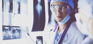 Hastanede röntgen çektiren iki kadın doktor..