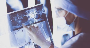 Hastanede röntgen çektiren iki kadın doktor.