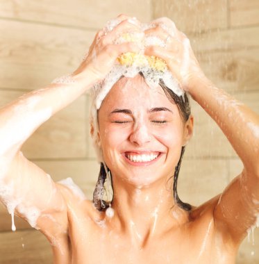 Genç beautyful kadın banyoda duş altında.