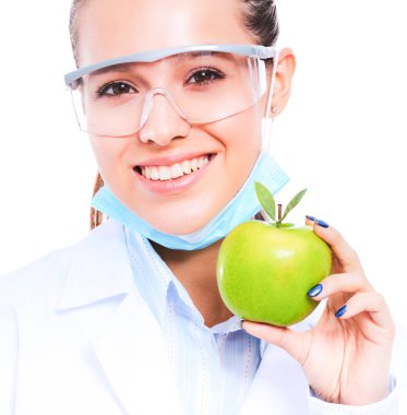 Yeşil elmalı gülümseyen kadın doktor.