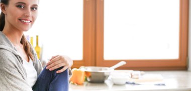 Mutfaktaki kadın. Mutfakta yemek yapmak..