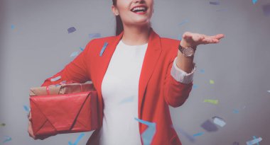 Hediye kutusu ile konfeti kutlama partisinde güzel mutlu kadınla. Doğum günü veya yeni yıl arifesi kavramı kutlama