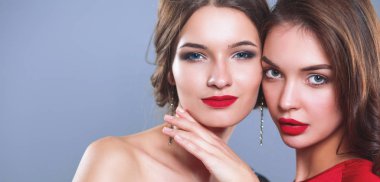 Birlikte iki genç güzellik kadının...