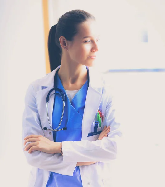Kobieta lekarz stojący w pobliżu okna w szpitalu — Zdjęcie stockowe