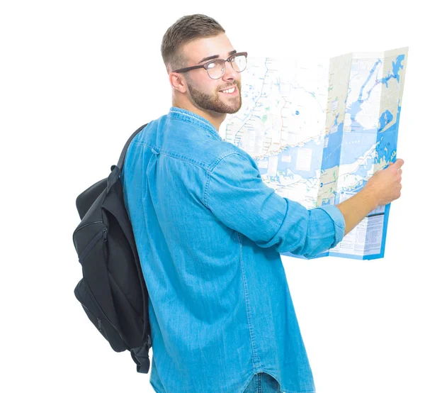 Jovem segurando no mapa no fundo branco. Jovem segurando um mapa em um fundo branco. Um turista de férias. À procura de pontos turísticos. Buscador de aventuras . — Fotografia de Stock