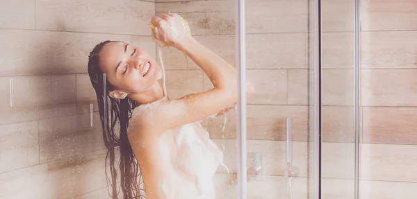 Junge Schöne Frau Unter Der Dusche Badezimmer — Stockfoto