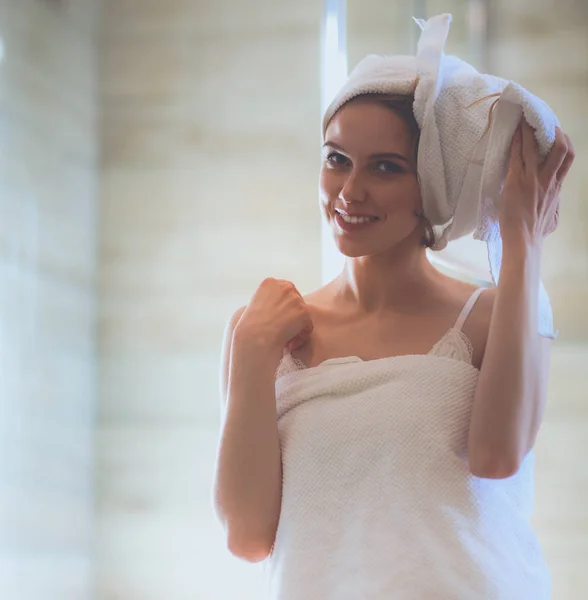 Joven mujer hermosa en el baño . —  Fotos de Stock