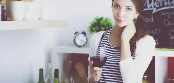 Güzel kadın mutfakta şarap içiyor. — Stok fotoğraf
