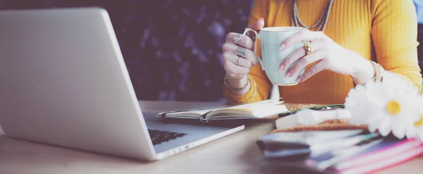 Junge Frau in der Kaffeepause oder in der Kaffeepause, mit Laptop — Stockfoto