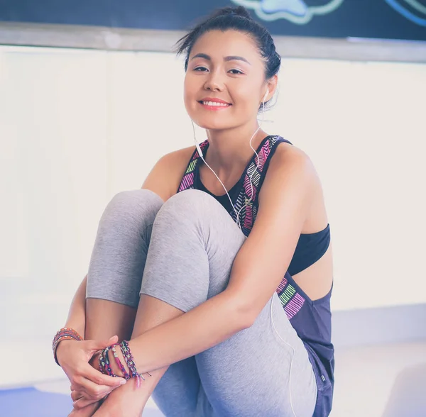 Retrato de mulher de ioga sorridente sentado no tapete de ioga após o treino no estúdio de ioga. Yoga. Mulher. . — Fotografia de Stock