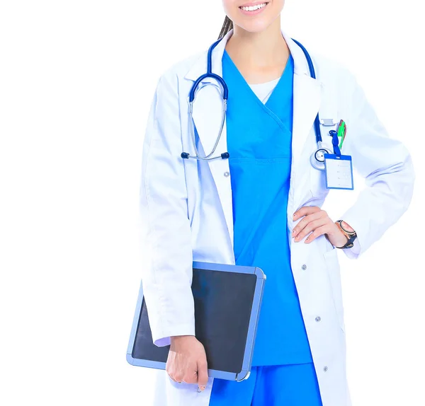 Mladá lékařka s schránky stojící na bílém pozadí — Stock fotografie
