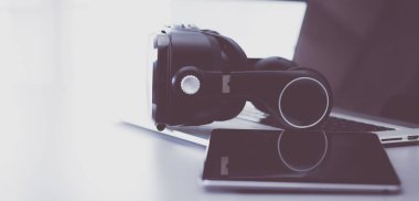 Sanal gerçeklik dizüstü bilgisayar ile masa üzerinde koruyucu gözlük