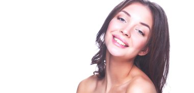 Güzel genç kadın yüzünün yakın portresi. Beyaz arkaplanda izole.