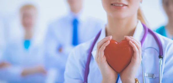 Medico femminile con stetoscopio con cuore rosso — Foto Stock