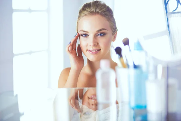 Fiatal gyönyörű nő, ami a make-up tükör, a pultnál ülő közelében — Stock Fotó