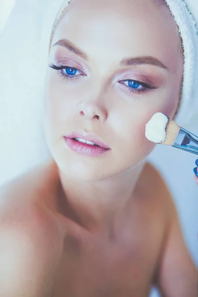 Młoda, piękna kobieta, Dokonywanie makijaż w pobliżu lustro, w łazience — Zdjęcie stockowe
