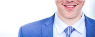 Ofiste masasının karşısında duran bir iş adamı ya da yönetici. 