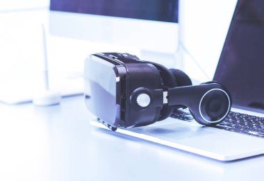 Bilgisayarlı sanal gerçeklik gözlükleri. İş. 3D teknoloji