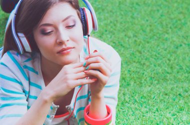 Yeşil çimlerde oturan genç bir kadın. Portreit genç bayan