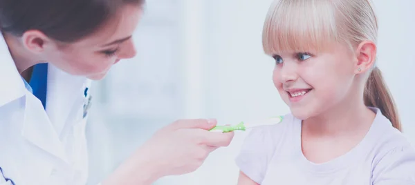 Diş hekiminde dişçi ve küçük kız.. — Stok fotoğraf