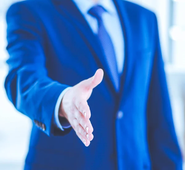 Geschäfts- und Bürokonzept - gutaussehender Geschäftsmann mit offener Hand zum Händedruck bereit — Stockfoto