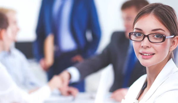 Geschäftsleute schütteln Hände, beenden ein Meeting — Stockfoto