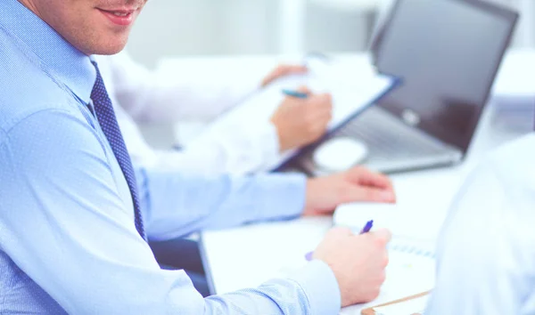 Geschäftsleute arbeiten mit Laptop im Büro — Stockfoto