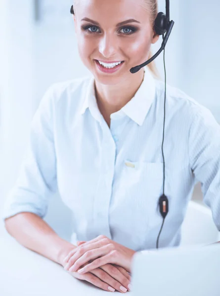 Portret van prachtige zakenvrouw werken bij haar bureau met hoofdtelefoon en laptop — Stockfoto