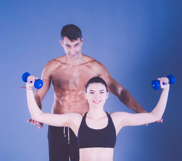 Dos personas sonrientes con pelota de fitness en el gimnasio. Instructor de fitness personal. Entrenamiento personal. Entrenamiento en el gimnasio . —  Fotos de Stock