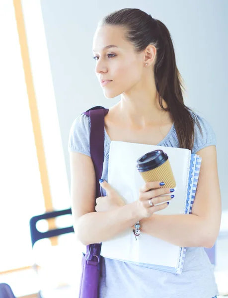 Retrato de jovem estudante segurando cadernos de exercícios. Mulher estudante — Fotografia de Stock