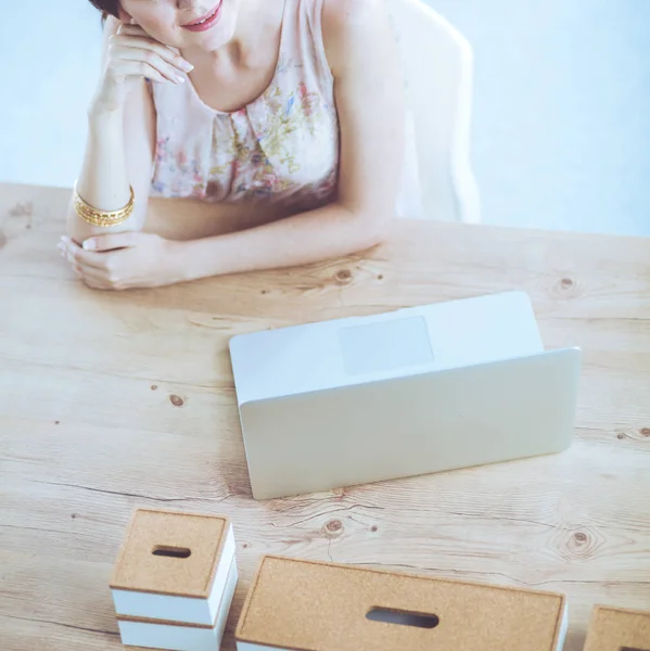 Geschäftsfrau entspannt sich mit den Händen hinter dem Kopf und sitzt auf einem Stuhl. Geschäftsfrau — Stockfoto