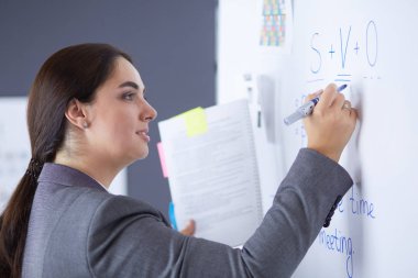 İş, eğitim ve ofis konsepti - yönetim kurulu ile iş ekibi bir şey tartışıyor