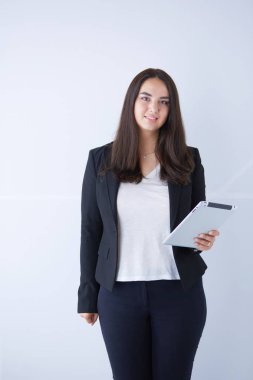 Genç iş kadını onun elinde dijital tablet ile gülümseyen portresi