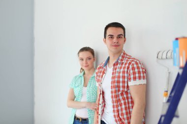 Genç çift yeni ev taşıma portresi. Genç Çift