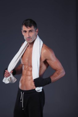 Siyah arka plan üzerine ayakta güçlü atletik adam.