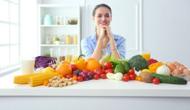 Yatakta seksi, şık bir kadın.