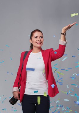 Kamera ile konfeti kutlama partisinde güzel mutlu kadınla. Doğum günü veya yeni yıl arifesi kavramı kutlama