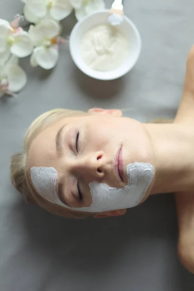 Face mask.Beautiful young girl at spa ,cosmetician woman applying facial mask. — Stock Photo, Image