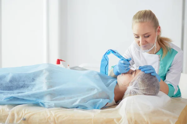 Trvalý make-up na obočí. Detailní záběr krásné ženy s hustým obočím v salonu krásy. — Stock fotografie