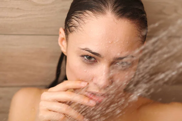 Junge schöne Frau unter der Dusche im Badezimmer. — Stockfoto