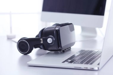 Bilgisayarlı sanal gerçeklik gözlükleri. İş. 3D teknoloji