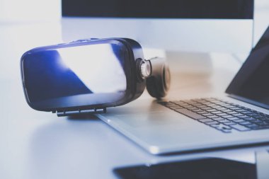 Bilgisayarlı sanal gerçeklik gözlükleri. İş. 3D teknoloji