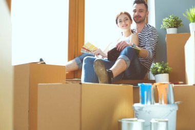 Evde pencere kenarında oturan hareketli çift. Çift