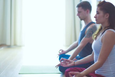 Genç atletik çift pratik acroyoga. Çiftinde Dengeleme.