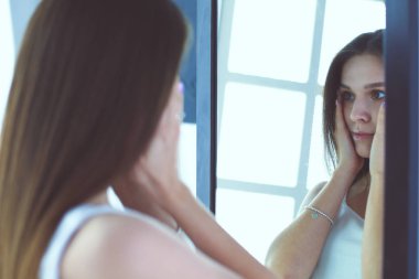 Kaşlar için kalıcı makyaj. Güzellik salonunda kalın kaşlı güzel bir kadın..