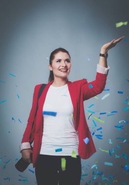 Kamera ile konfeti kutlama partisinde güzel mutlu kadınla. Doğum günü veya yeni yıl arifesi kavramı kutlama