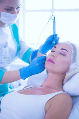 Kaşlar için kalıcı makyaj. Güzellik salonunda kalın kaşlı güzel bir kadın..